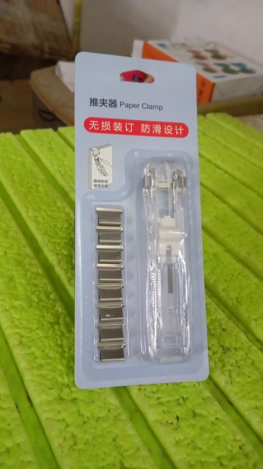 Portable Paper Clamp With 8 Pcs Clip Dispenser Handheld Paper Fast Clam (1 Set) Portable Paper Clamp With 8 Pcs Clip Dispenser Handheld Paper Fast Clam (1 Set)